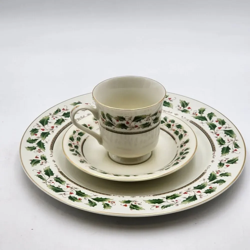 ROYAL LIMITED Holly Holiday 12 Piece Dinnerware Set Japan J-9821 Vintage 1987